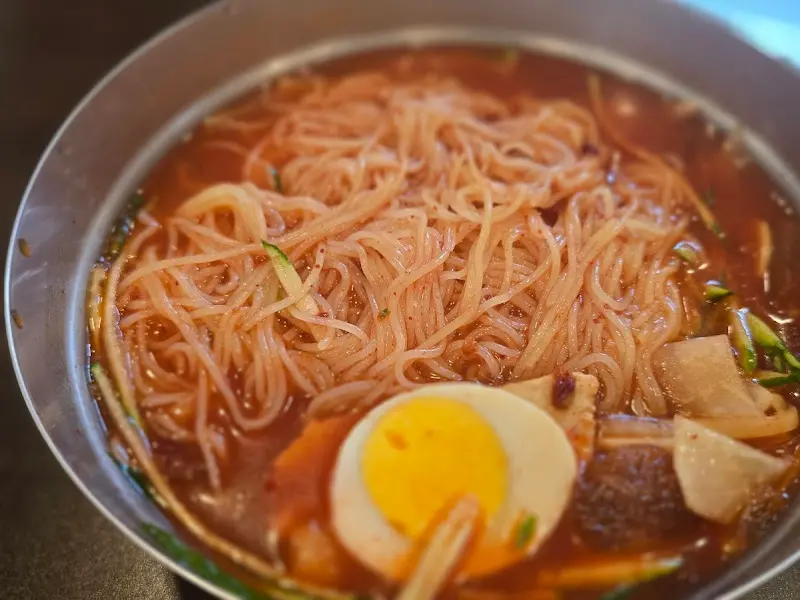 다대기가 풀어지기 전 뽀얀 육수의 물밀면