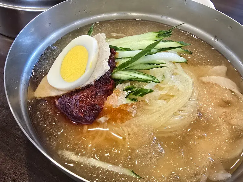 살얼음이 동동 뜬 시원한 밀면