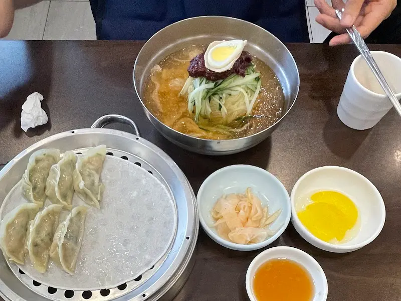 테이블 위에 놓인 밀면과 만두