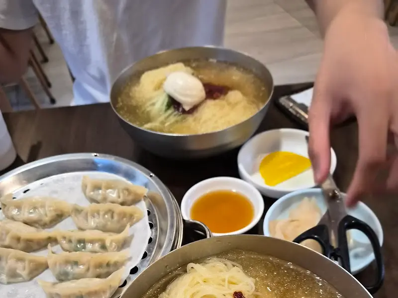 밀면과 만두를 함께 즐기는 모습