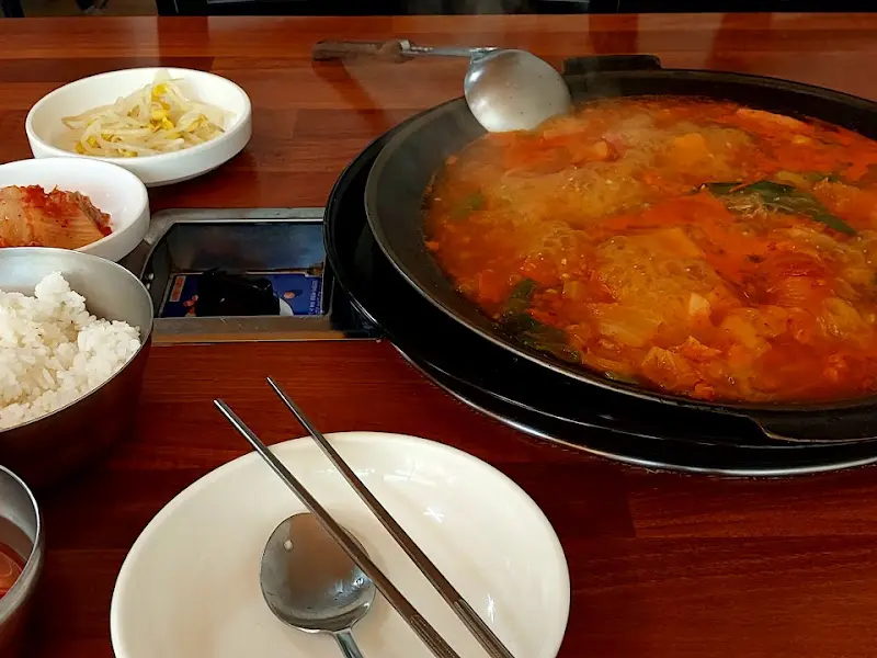 잘 끓여진 부대찌개 한 상 차림