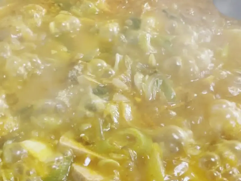 보글보글 끓는 부대찌개의 모습