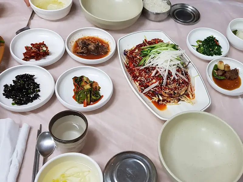 정갈하게 차려진 밑반찬과 서대회무침 한 상