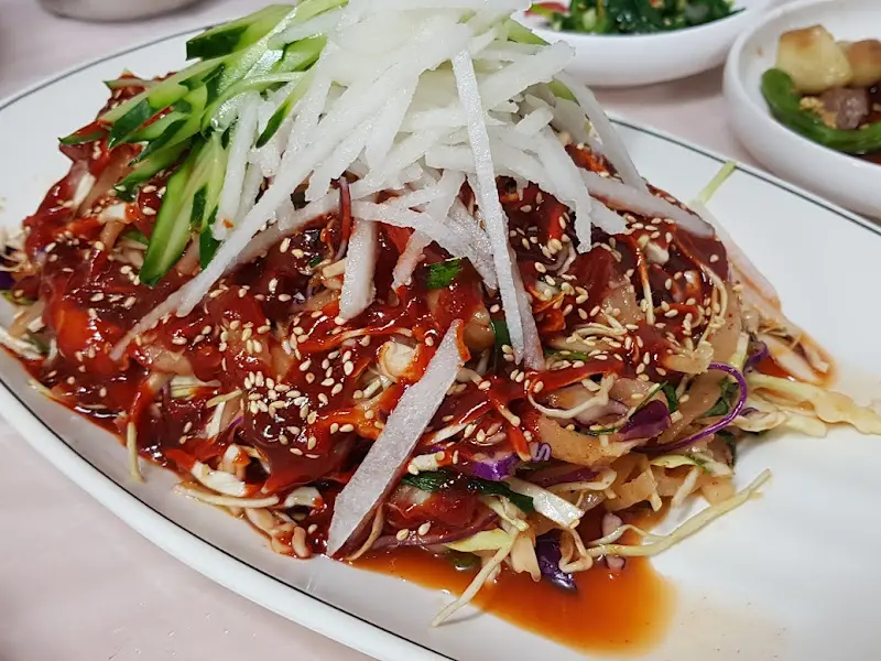 푸짐하게 담긴 서대회무침