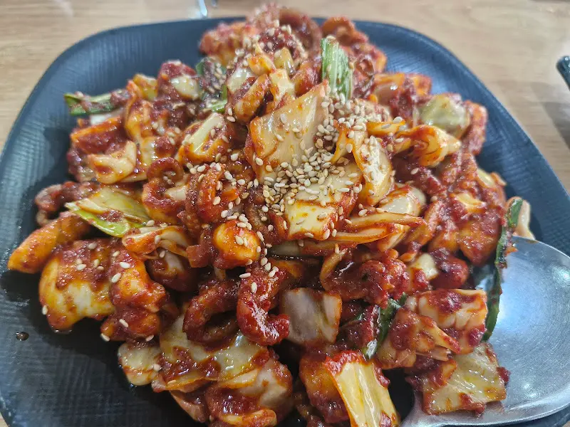 윤기가 흐르는 돗가비 주꾸미 철판 볶음