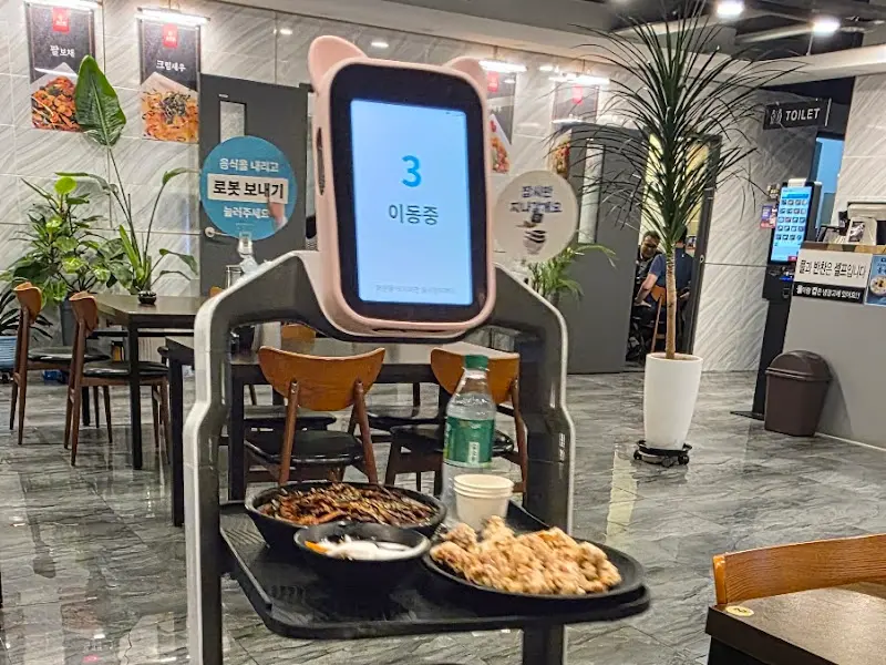 로봇이 서빙하는 모습