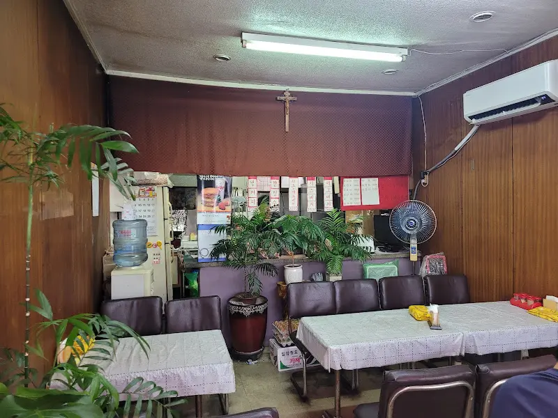 간판없는 햄버거집 내부