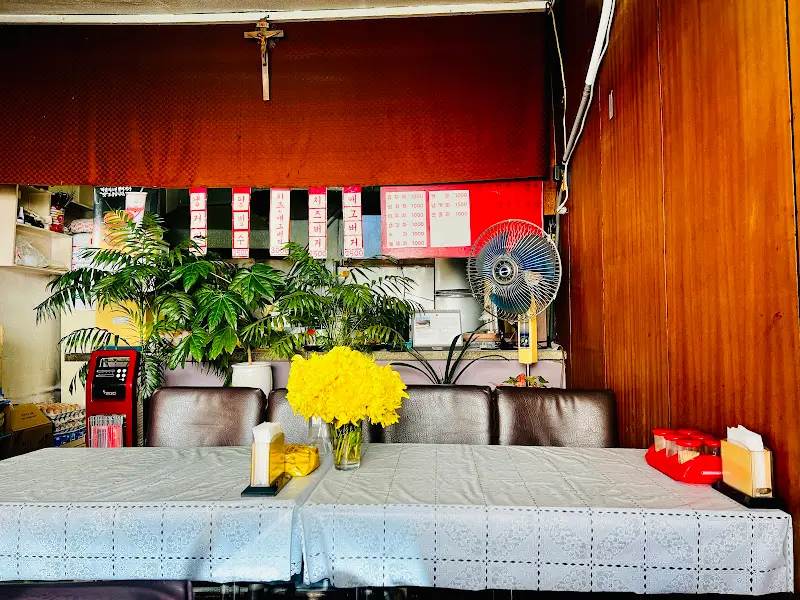 간판없는 햄버거집 내부