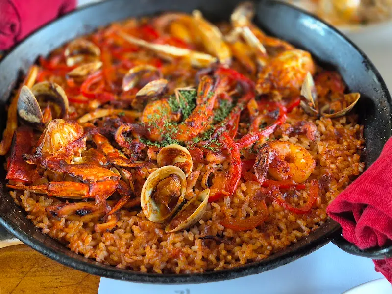 해산물이 듬뿍 들어간 빠에야