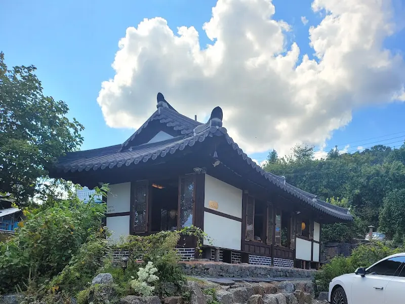 저녁 노을 아래 빛나는 한옥 건물