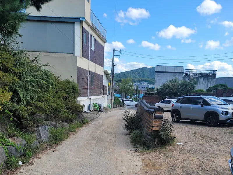 좁은 골목길과 주차장