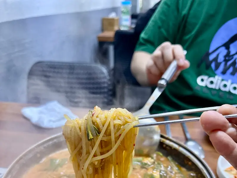 쫄면 사리를 건져 올리는 모습