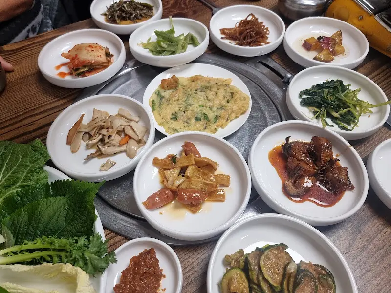 다채로운 밑반찬이 가득 차려진 테이블