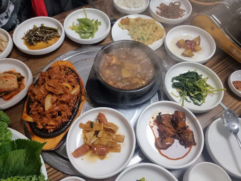 제육볶음과 된장찌개가 함께 차려진 한 상
