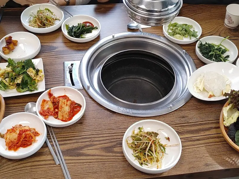 정갈하게 담긴 다양한 밑반찬들