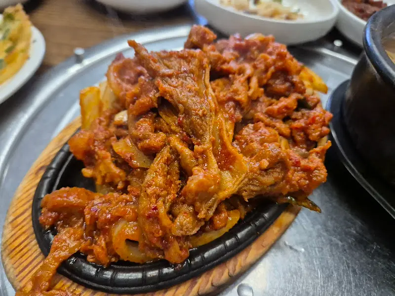 다양한 쌈 채소와 반찬들