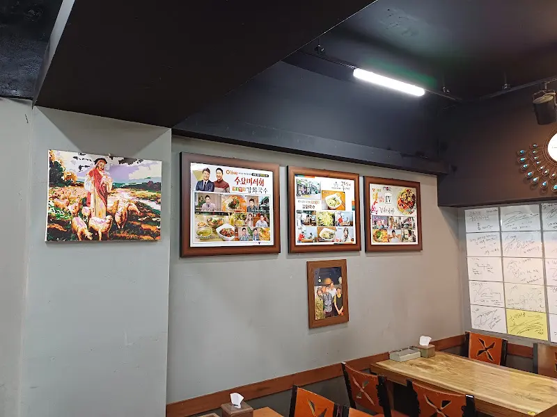 벽면에 붙어있는 방송 출연 사진과 방문객들의 포스트잇