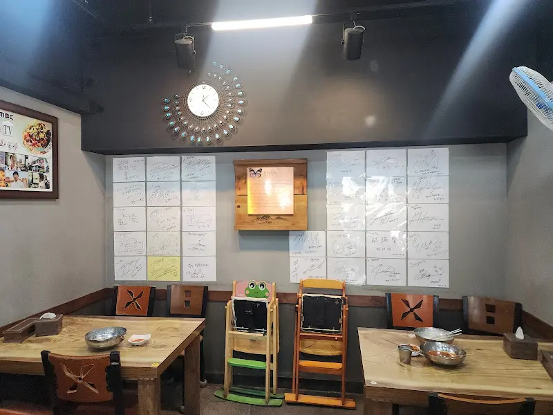 벽면에 붙어있는 방문객들의 낙서