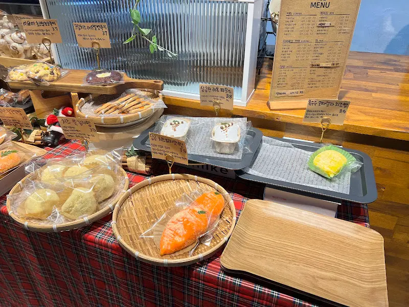 다양한 종류의 빵과 디저트