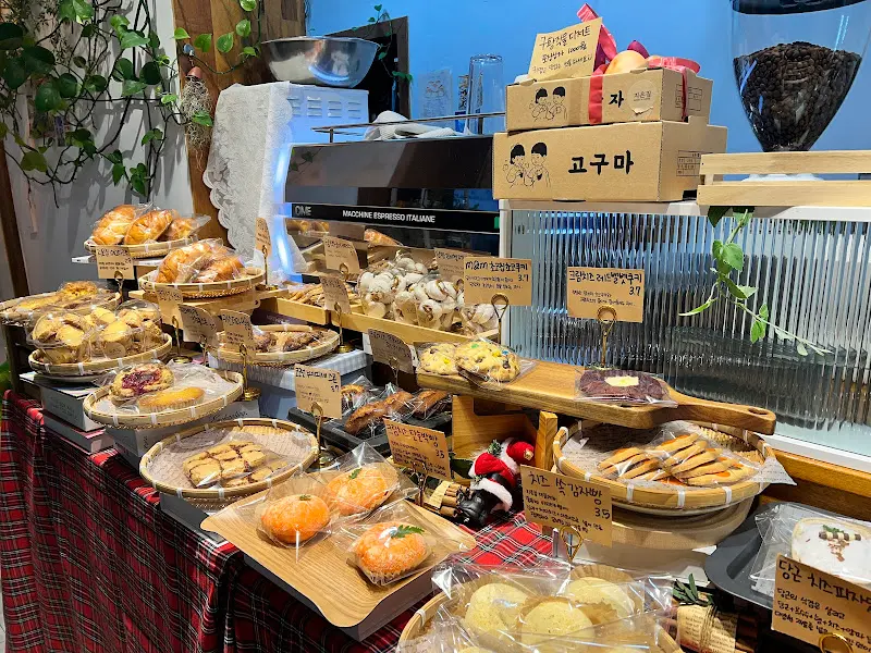 다양한 빵과 디저트가 진열된 모습