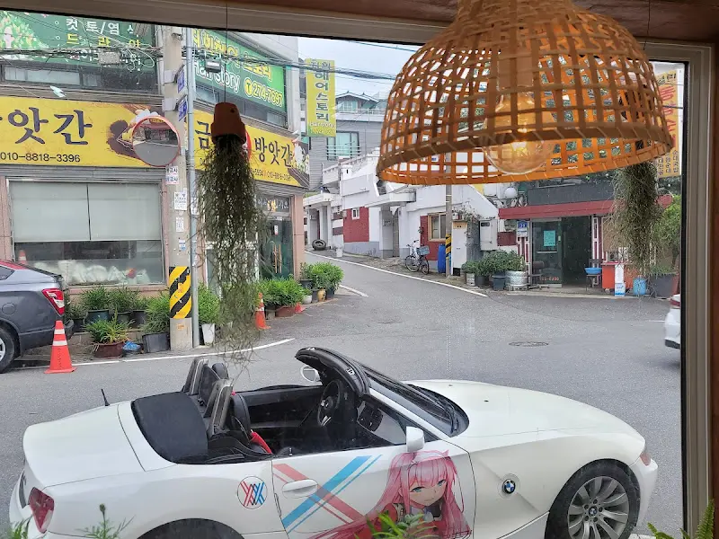 창밖 풍경과 라탄 조명