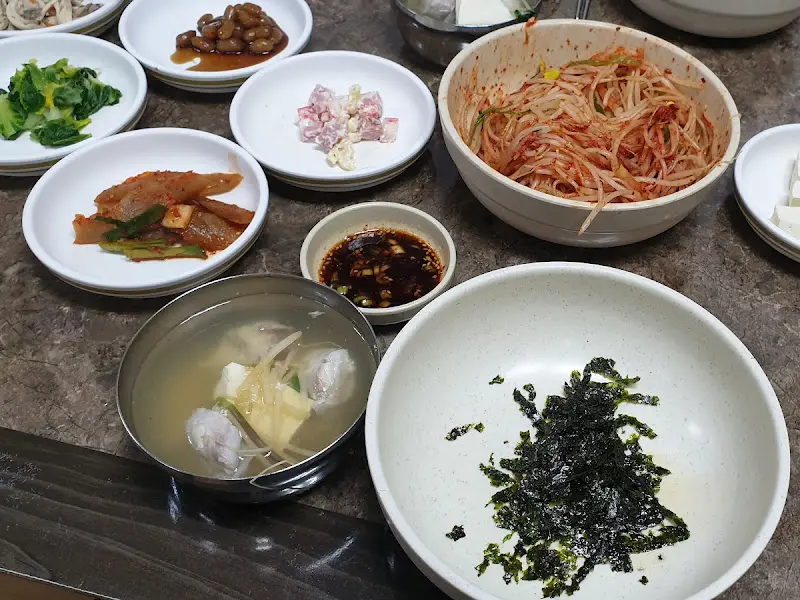 푸짐한 한 상 차림 (다른 각도)