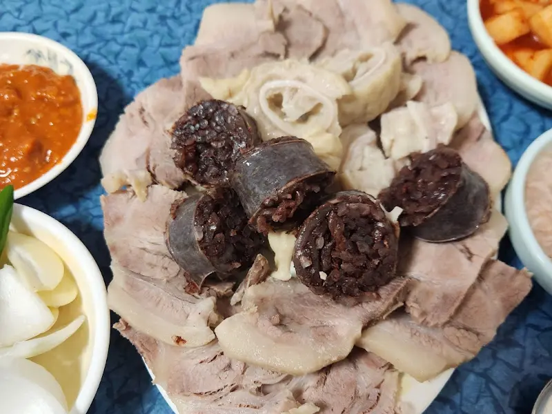 윤기가 흐르는 수육