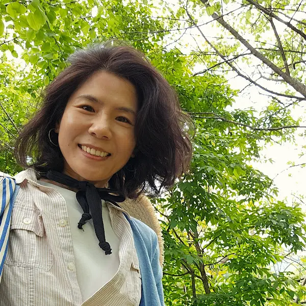 환한 미소의 여성