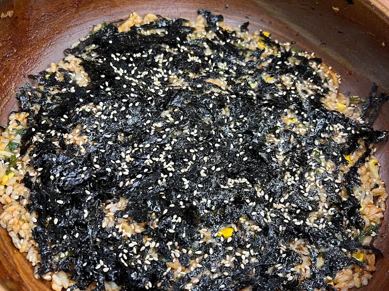 김 가루가 듬뿍 뿌려진 볶음밥