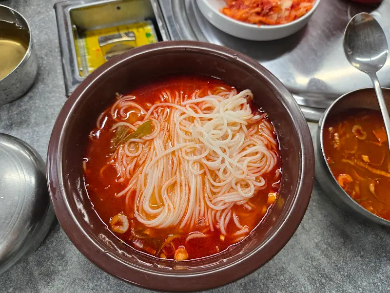 장터국밥에 소면이 담겨져 나오는 모습