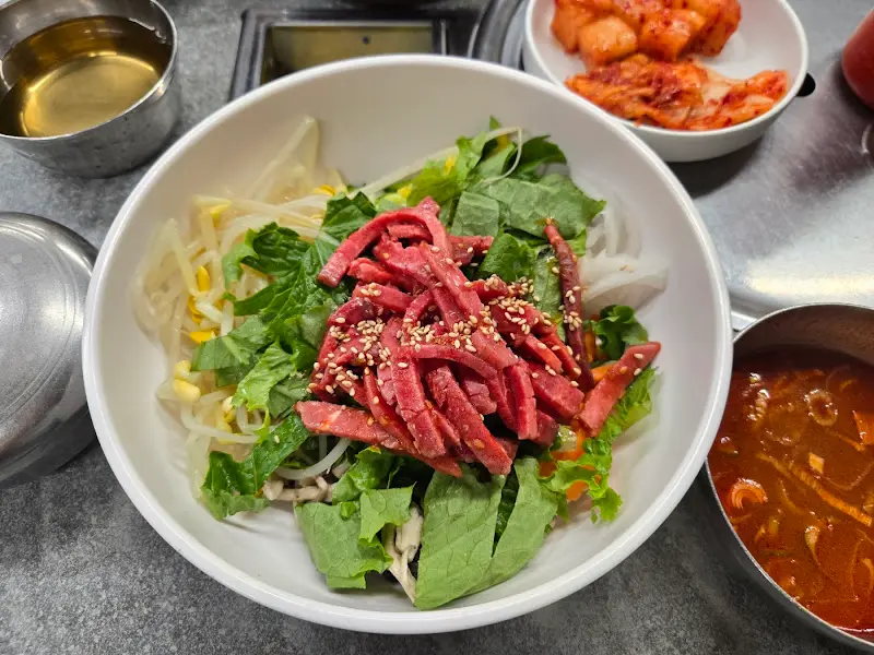 채소가 듬뿍 들어간 육회비빔밥