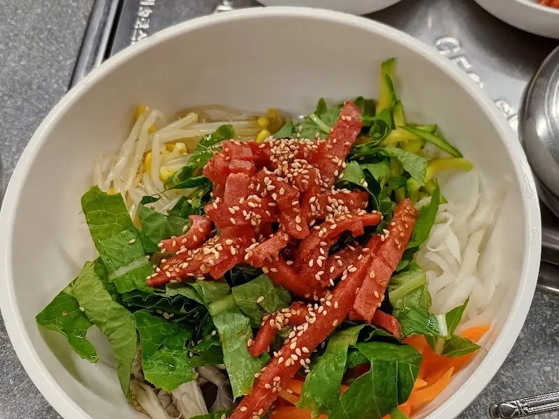 싱싱한 육회가 올려진 육회비빔밥