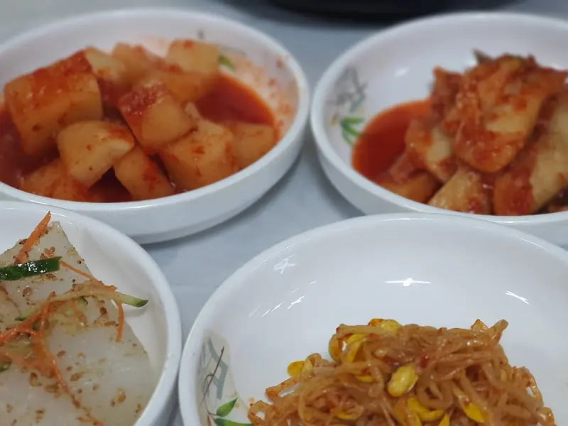 정갈하게 담겨 나온 맛깔스러운 밑반찬