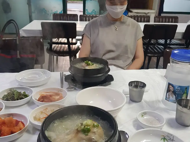 뽀얀 국물과 부드러운 닭고기가 조화로운 삼계탕