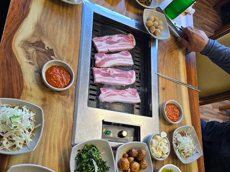 숯불 위에서 맛있게 익어가는 갈비