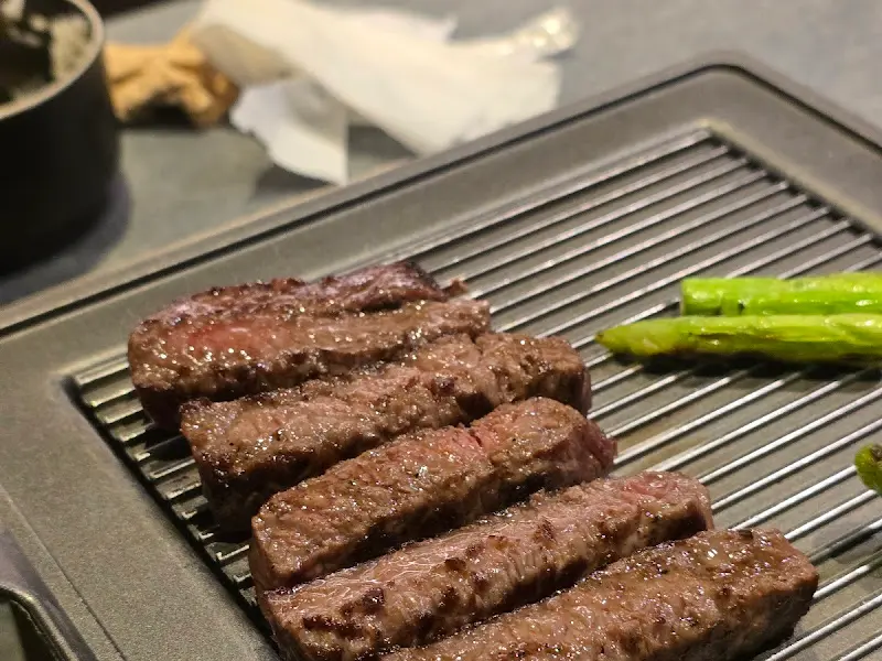 숯불 위에서 맛있게 익어가는 안심