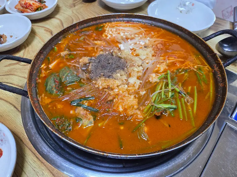 보글보글 끓고 있는 메기 매운탕