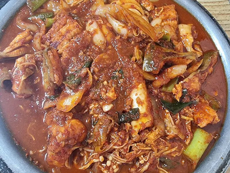 매콤한 양념이 입맛을 돋우는 메기 불고기