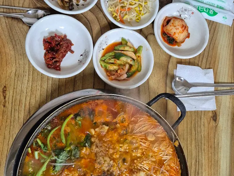 메기 매운탕과 밑반찬 전체샷