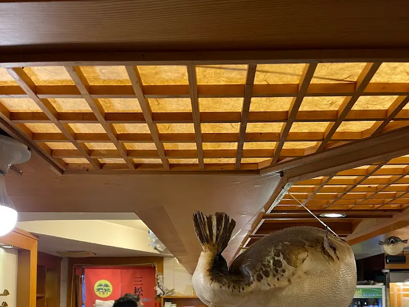 천장에 매달린 복어 장식