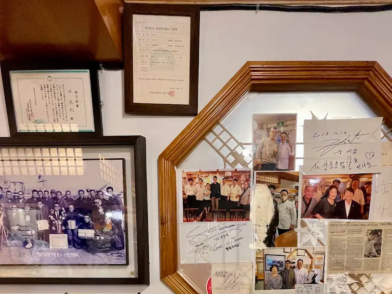 벽에 걸린 사진들