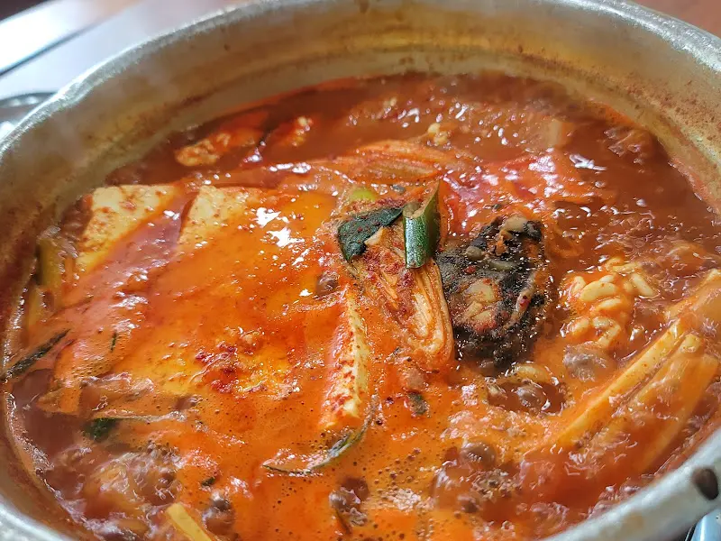 양푼에 담겨 보글보글 끓고 있는 동태찌개의 모습