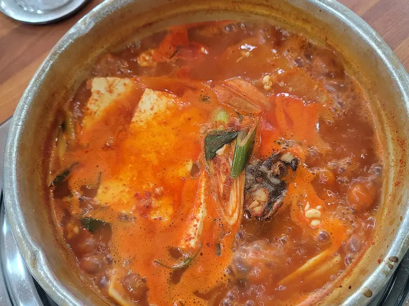 양푼에 담겨 보글보글 끓고 있는 동태찌개의 모습 (다른 각도)