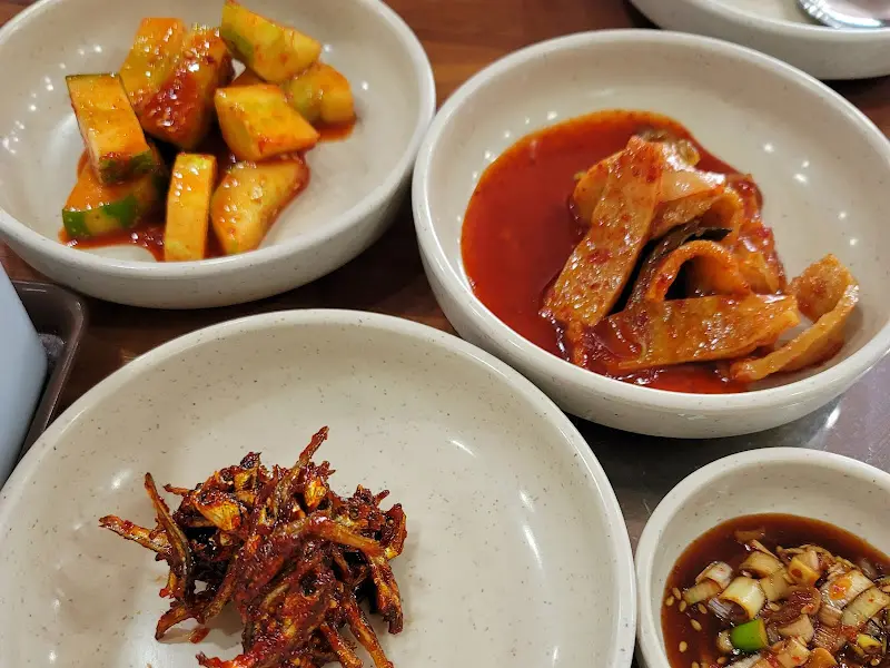 정갈하게 담긴 밑반찬들 (어묵볶음, 콩나물 무침 등)