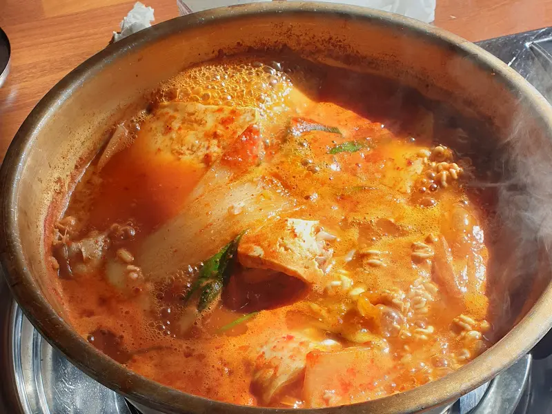 양푼 가득 담긴 동태찌개의 모습