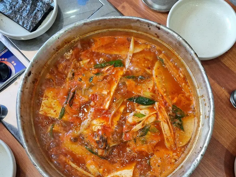 테이블 위에 놓인 김과 동태찌개의 모습