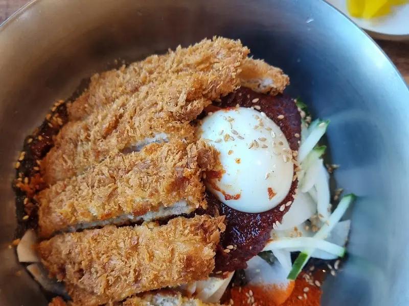 비빔돈냉면 근접샷