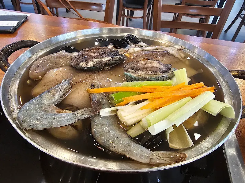 해산물이 가득 담긴 냄비