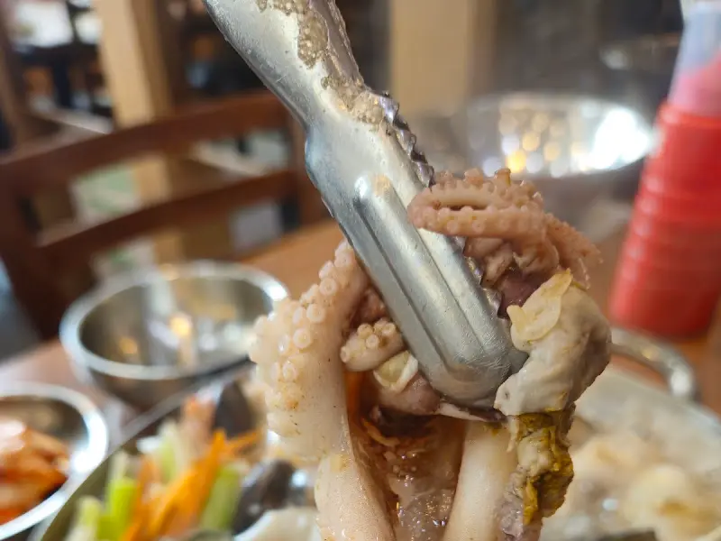 해산물을 집게로 들어올린 모습