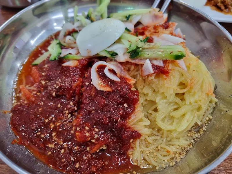 비빔밀면의 모습